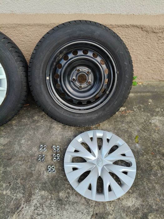 Koła zimowe Toyota Yaris z czujnikami kołpaki