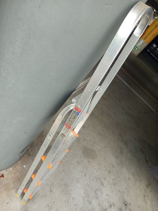 Escadote de alumínio de 4 degraus.