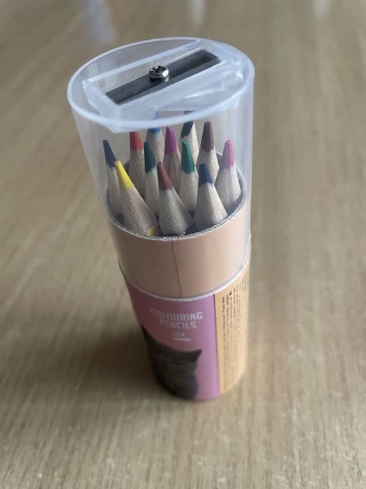 Nowe mini kredki 12 sztuk + temperówka