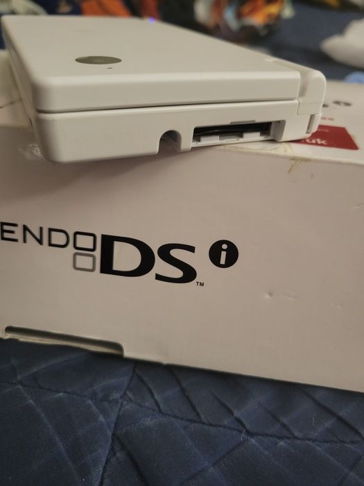 Nintendo DSi com caixa