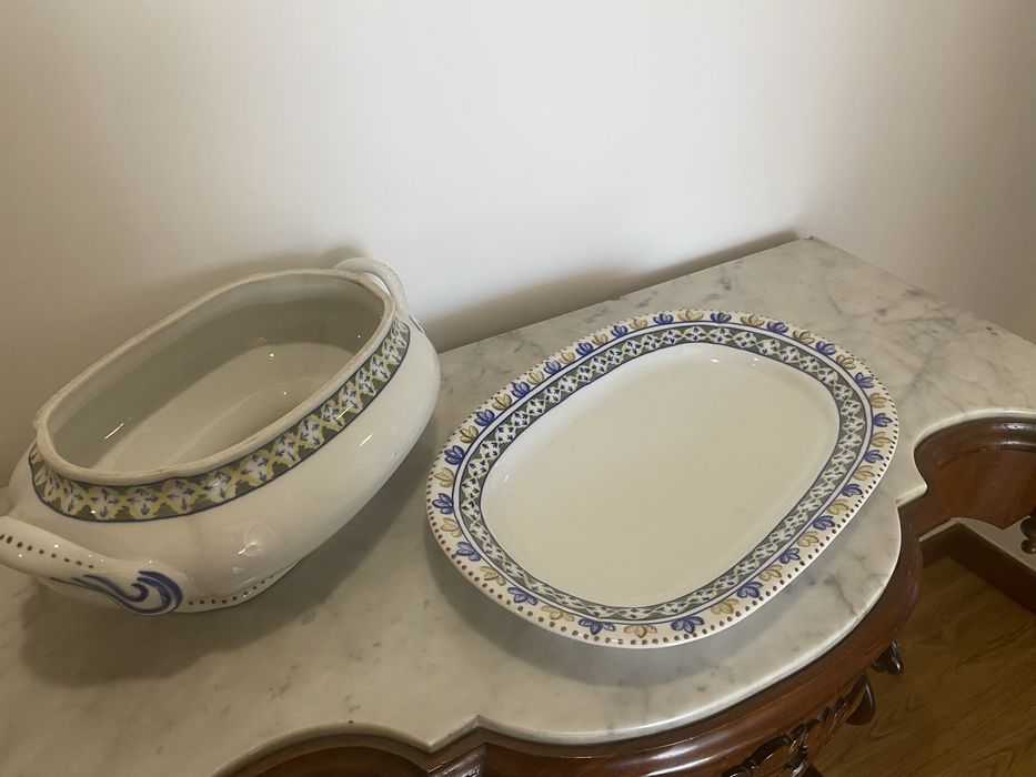 Travessa e terrina, loiça de Viana Castelo, numerada e pintada à mão