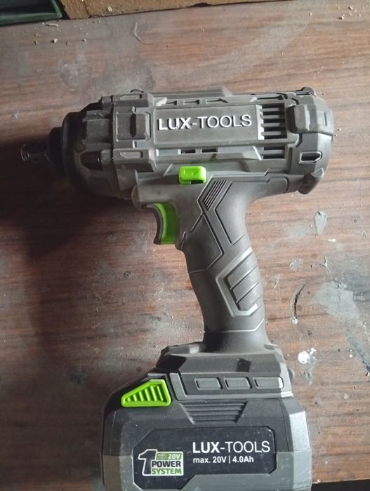 Klucz udarowy lux tools z 2 bateriami ,posiada jeszcze rok gwarancji