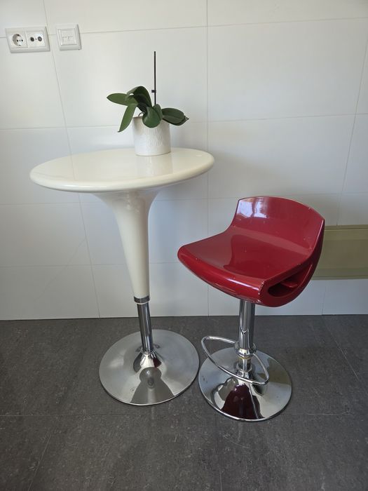 Mesa branca lacada e banco vermelho lacado
