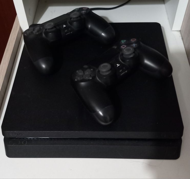 Playstation 4, utilizada poucas vezes.