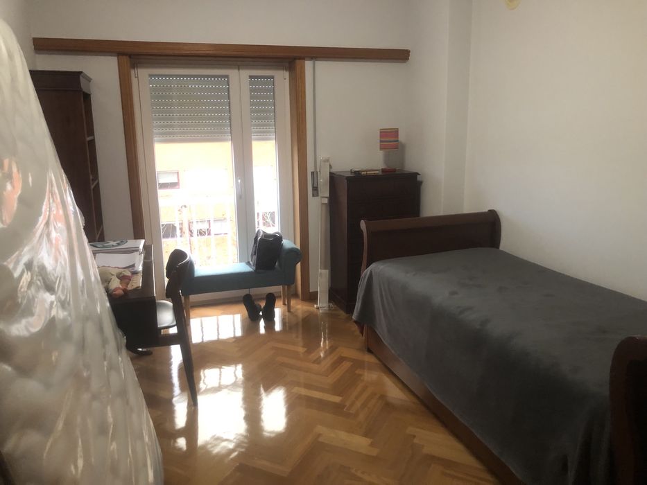 Cama de solteiro/a em madeira