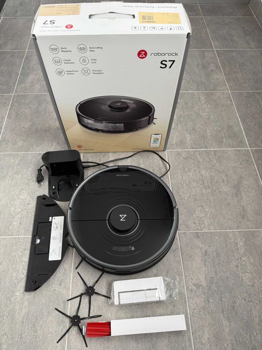 Vendo aspirador robô Roborock S7 (com função de lavagem) + conjunto de acessórios novos