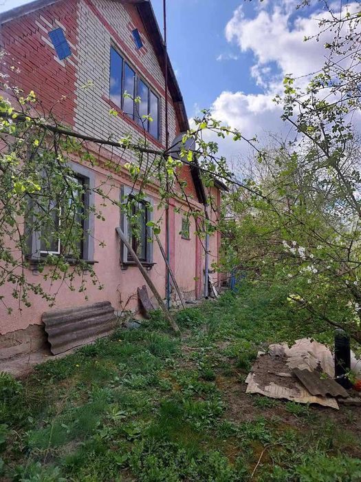 Окремий будинок у районі Петрівки біля річки.