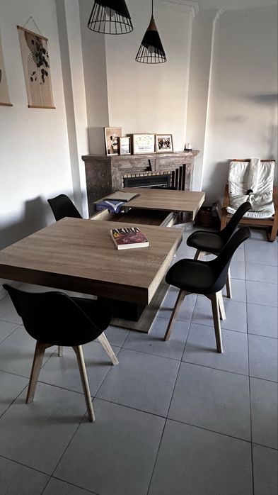 Mesa de refeição extensível  Imitação madeira  e preto. Ate10 pessoas