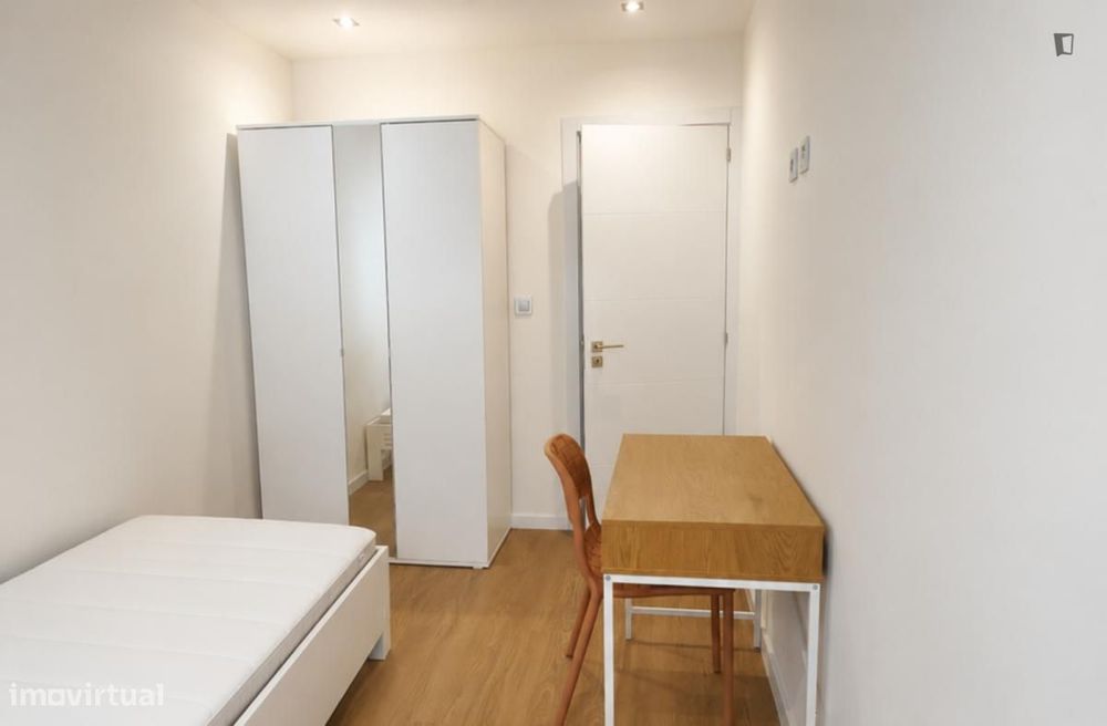 Quarto - localizado em Amadora Lisbon