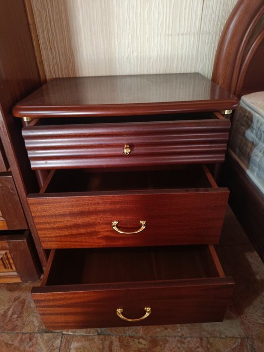 Cama de casal com mesas de cabeceira