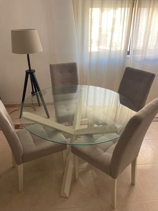 Mesa de vidro e 4 cadeiras