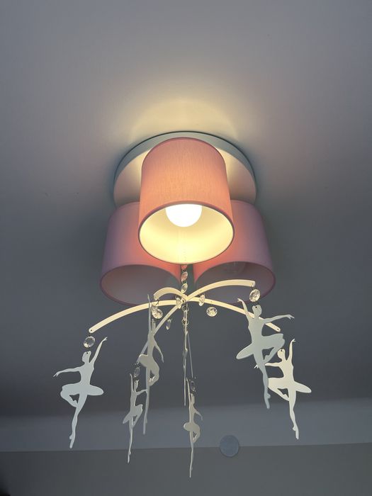 Lampa z rozowymi kloszami i baletnicami
