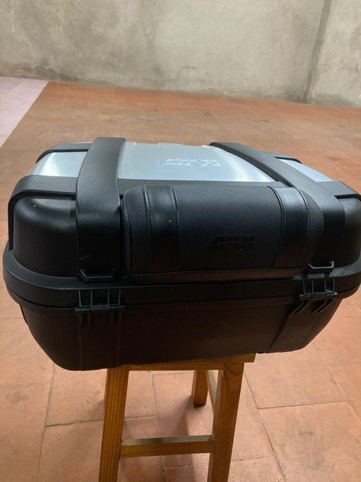 Top CaseTop case Givi como novo . Tem a base preparada para montar em Honda África Twin