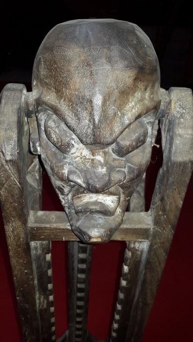 Estátua Africana suporte CDs com cerca de 1Metro