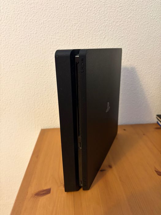 PS4 Slim 1TB + 3 Jogos (Pronta a Jogar - 99€)