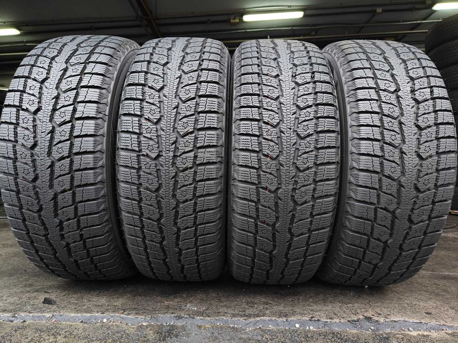 R17 215 60 шини зимові 24р Toyo Observe GSI-6LS як нові Японські