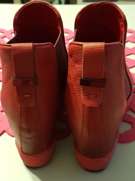 Sneakersy na koturnie jak nowe Carinii skórzane czerwone,  r. 39