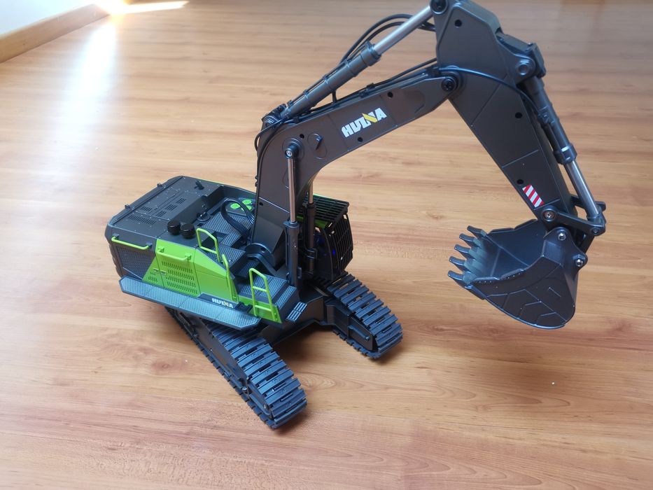 Máquina escavadora RC HUINA 1593 1:14 pá metálica 2,4GHZ.