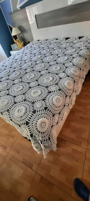 Colcha renda feita à mão.