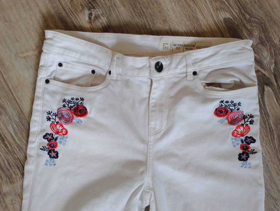 Białe spodnie z kwiatowym haftem