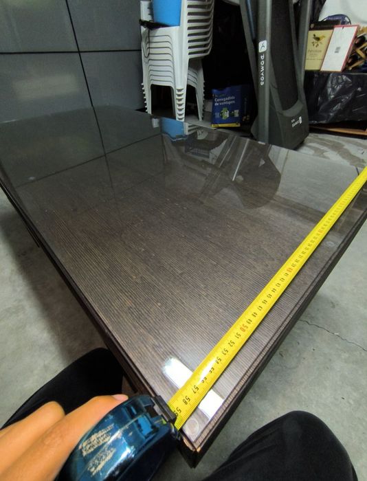 Mesa de centro com tampo de vidro