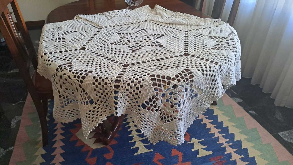 Toalha em renda grossa para mesa de camilha