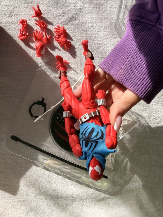Kolekcjonerska figurka spiderman Hasbro Marvel Legends Scarlet Spider (postać Ben Reilly)