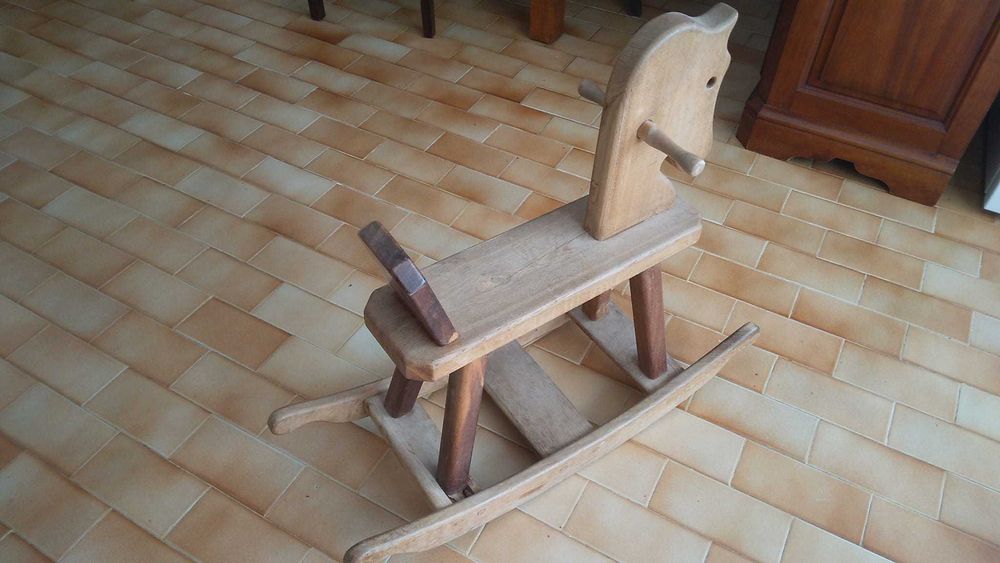 Cavalo de madeira criança