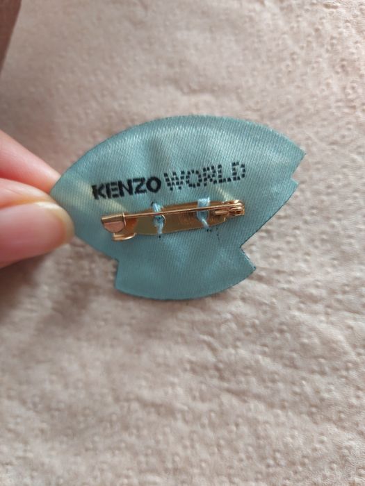 Pin Kenzo  world
