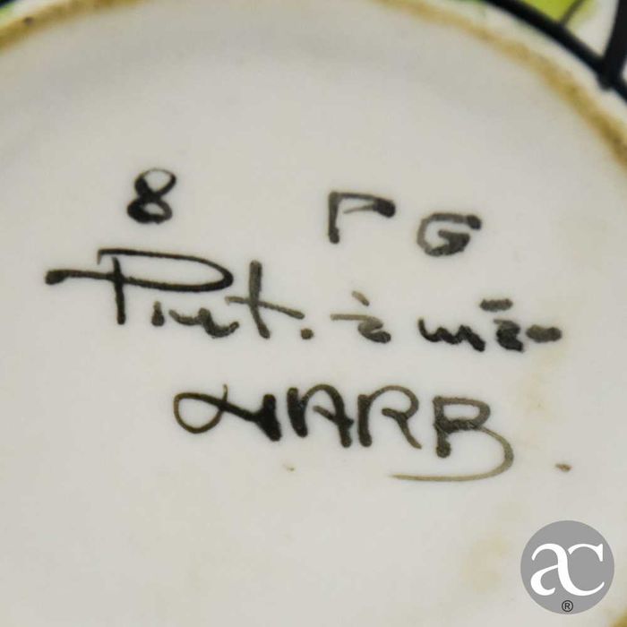 Jarra em porcelana pintada à mão, assinada