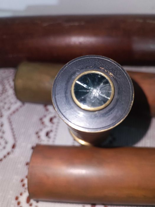Binoculo antigo em latão com revestimento em madeira