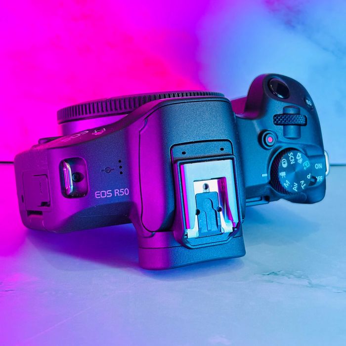 Canon Mirrorless EOS R50 + RF-S 18-45 IS STM + Microfone + Tripé