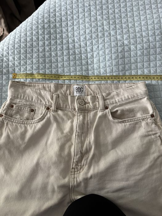 Beżowe szorty do kolan Urban Outfiters bermudy