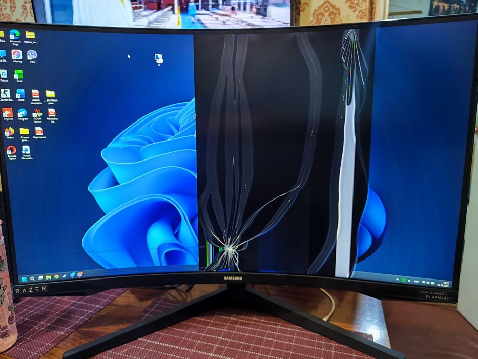 Samsung Odyssey 32" 144hz битый