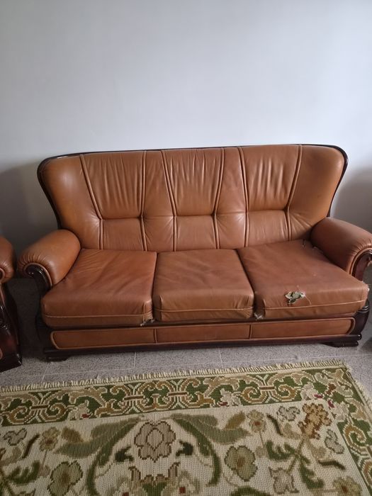 Conjunto Sofás em Pele: Sofá-Cama 3 Lugares + 2 Poltronas Clássicas