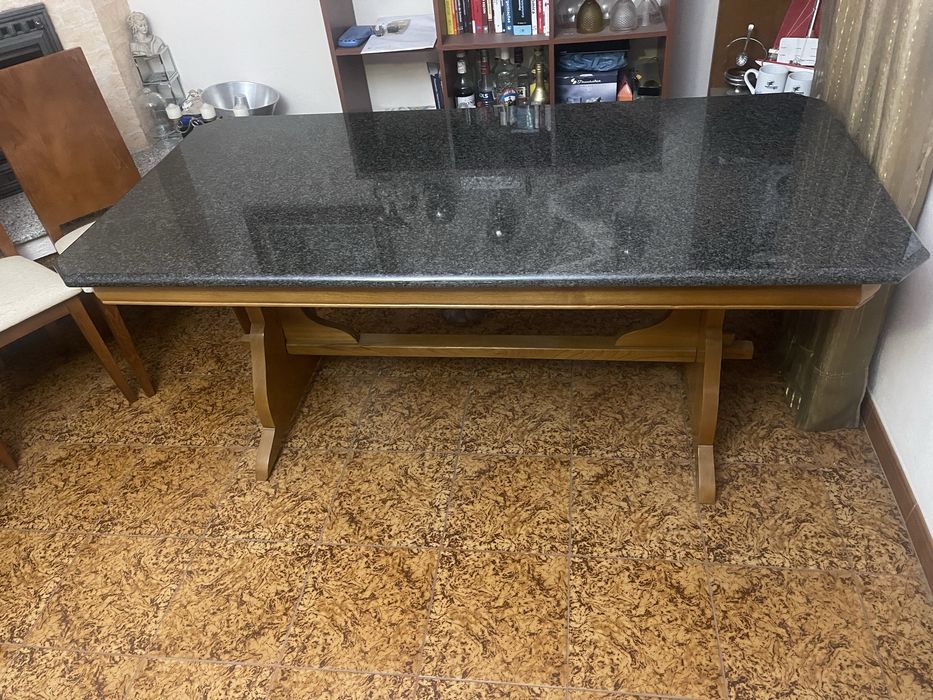 Mesa com Pedra Marmore + Conjunto de Cadeiras