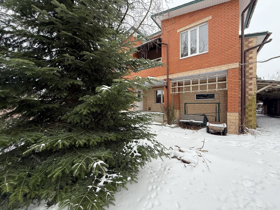 Укомплектований будинок з бомбосховищем