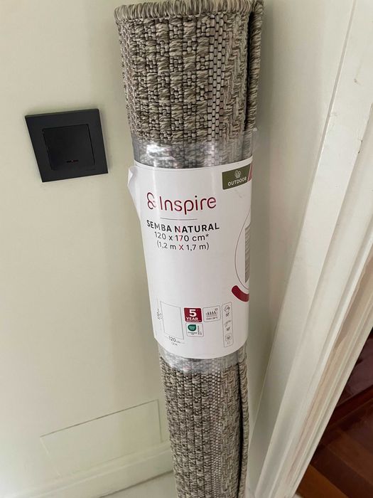 Tapete novo 170x120 cm, bege, ainda enrolado