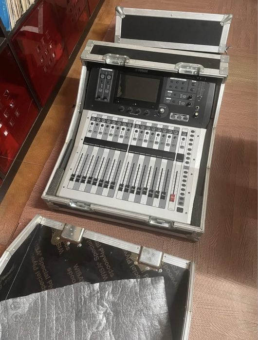 Yamaha TF1 - Mesa de Mistura Digital Profissional + Flight Case