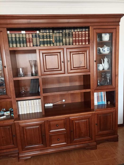 Movel de sala em cerejeira com vitrina