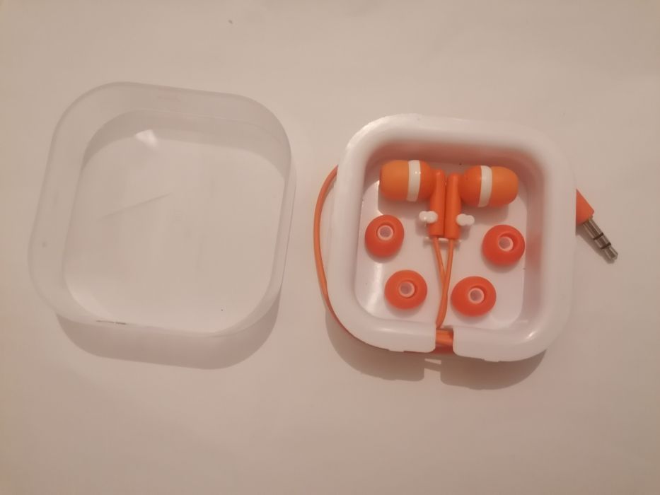 Fones de ouvido laranja