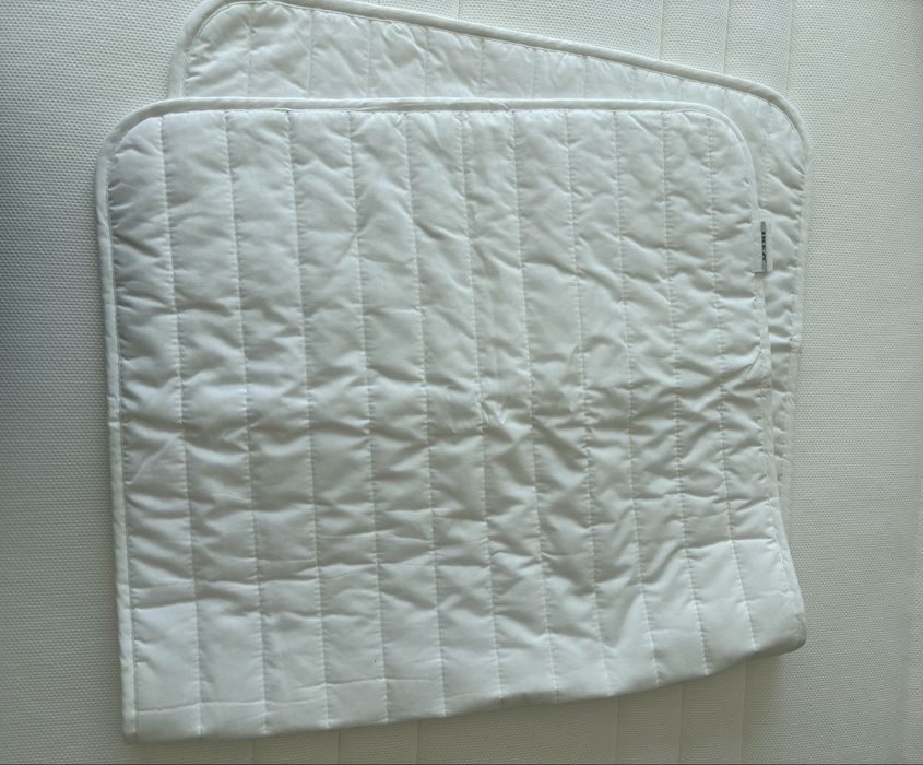 Sobrecolchão, resguardo, edredon e almofada para cama de bebé