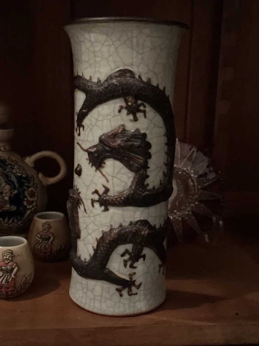 Vaso de Porcelana Craquelé com Dragão em Relevo – Arte Oriental