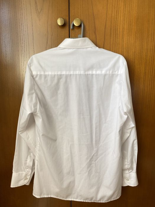 Camisa branca ideal para traje académico
