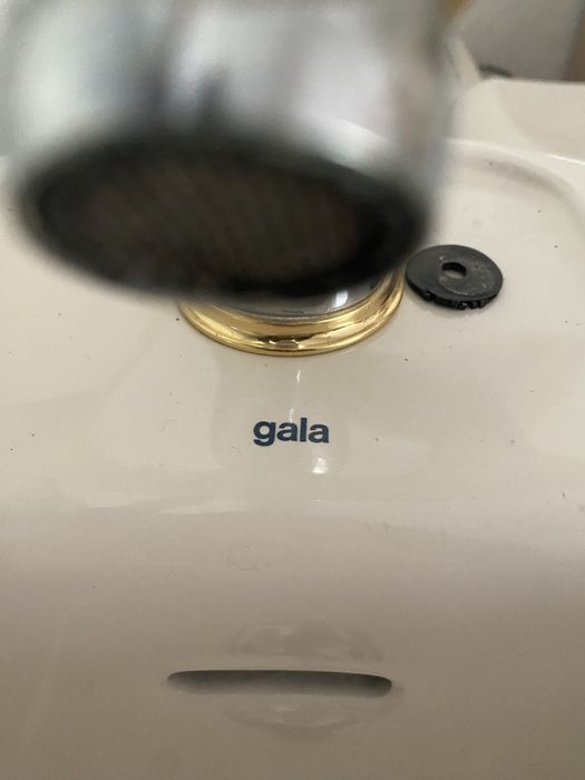 Bidé da marca Gala com torneira