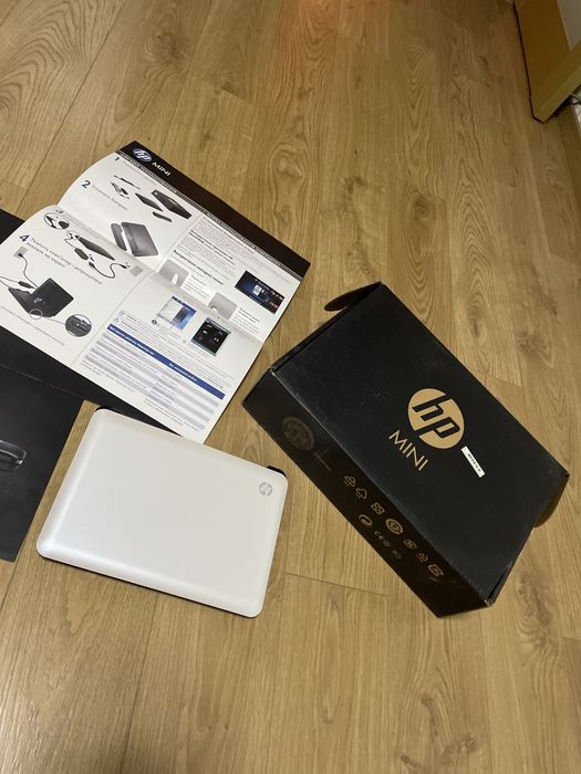 Нетбук hp mini працює
