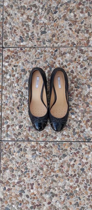 Sapato GEOX muito elegante em pele preta com lacinho