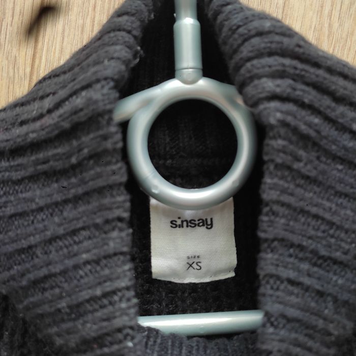 Czarny sweter półgolf krótszy XS