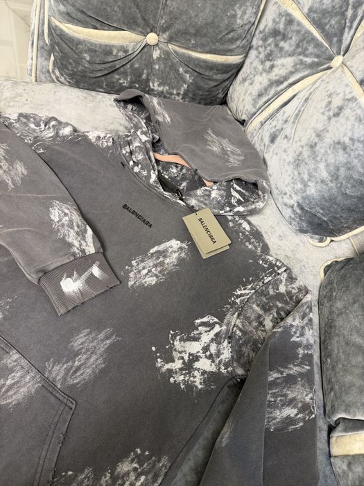 Серое худи Balenciaga