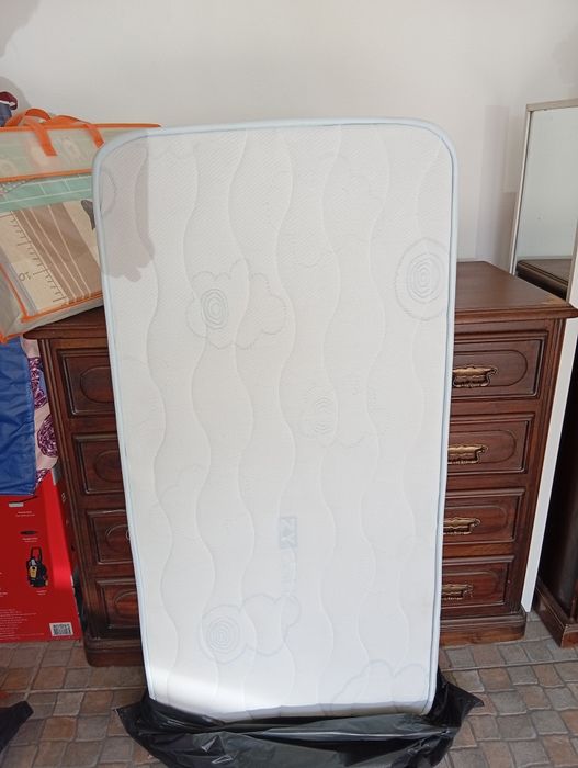 Cama de bebé com colchão